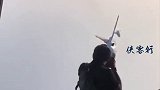 近日，摄影师高空站在运输机舱拍摄战斗机，并不停的指挥战斗机摆pose，相当帅气了！