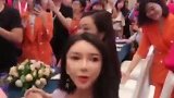 这个女人身材真棒，尤其是穿搭紧身裤