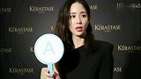 张钧甯真有韵味，穿黑色针织外套搭牛仔裤，打造都市女性风