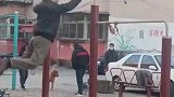 大爷清晨锻炼身体，把小朋友都给整不会了