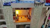 高校男生用自己写的书法作品装饰寝室