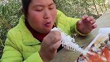 胖妹吃传说中的长寿鱼，鱼肉吃完还要啃鱼骨，吃相太绝了
