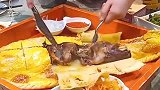 新疆羊肉皮包饭，这大叔的手法真不一般，我看着都流口水了。