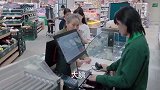 服务员现金不够，姑娘帮老太太支付，下秒老太做法超暖