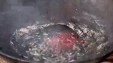 表妹荒野爆炒鱿鱼，再拌上秘制辣酱，实在是太美味