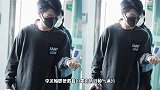李汶翰私服真清爽，彩色泼墨卫衣配印花运动裤，慵懒休闲