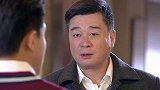 兄弟2人碰巧遇到长辈，哪料小伙变了脸色，打完招呼立马转身离开