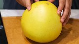 剥柚子原来也有诀窍，简单切一切，果肉轻松取下来，孩子吃真省事
