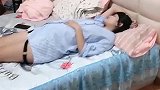 不作死就不会死，趁湖南表妹睡着给表妹剃头发，这反应也太大了！