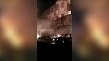 爆新鲜-20170126-湖南岳阳一烟花店发生大火 现场爆炸声不断-