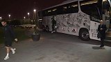 全队乘坐大巴赶赴皇马城修整 后防新星信心满满或迎首发