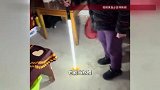 孙子给奶奶买了根照明发光拐棍，既能当拐杖还能照路，网友：这不是拐棍，这是光棍