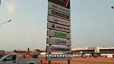 小伙来到非洲乡下的汽车4S店，发现卖的全是国产车，全不带天窗
