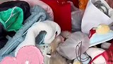 女子与丈夫离婚后拖着行李搬家，除了衣服什么都没有剩下