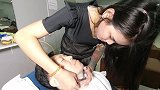 二哥来理发店刮胡子与脸部护理