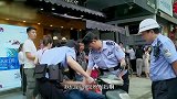 警察好心送水醒酒，醉酒男子突然情绪失控，满口脏话骂警察