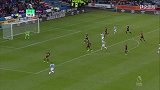 第59分钟哈德斯菲尔德球员巴库纳射门