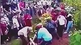 明明是参加别人的葬礼，结果自己先躺了进去