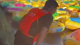 小伙漂流艇上玩“水上漂”，这是有真功夫