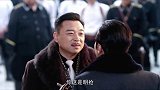 恶霸和局长头子吵架，局长手下过去说好话，却被恶霸直接打一巴掌