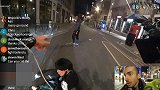 英国：主播深夜遇到歹徒抢劫路人，勇敢呵退歹徒解救受害者
