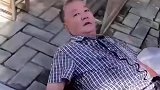 老人意外摔倒，被好心大哥扶起后竟然掏出了一本证件
