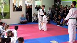 小男孩和大孩子比试跆拳道，一脸不服气，还跳起来挑衅，太勇敢了