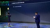 答题环节来袭!男主持忙送奖 外国球迷末位露脸赢里昂礼品