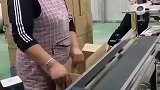 大姐每天的工作就是把纸巾打包，这活我也可以干