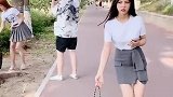 美女在马路上走遭遇“劫色”，谁知是一场误会画面太美不敢看