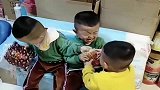 三胞胎一言不合就干架，眼前的这一幕，真是太搞笑了