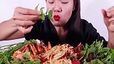 农村妹子吃凉拌木瓜丝和大虾，搭配野生空心菜，很有泰国风味