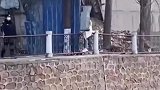 高校女生翻栏杆翻过来后就傻眼
