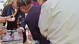 96岁大爷挂满勋章出门遛弯，瞬间成为全场焦点