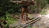 买不起城里猪肉，牛人挖出“豪华猪圈”，看完被惊艳到了！