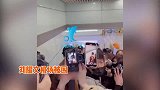 小鲜肉现身机场遭围堵跟拍，助理爆粗口推搡路人态度恶劣