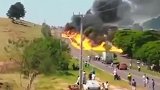 监控：美国油罐车着火了，快跑呀，泥都能烧着