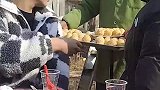 去农村吃酒席，菜还没有上桌人们就准备抢，这菜应该是人人有份吧