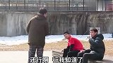 小伙球场传递正能量送陌生路人水，还跟没有水路人炫耀！出大事了