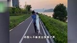 男子钓到70斤鳡鱼，放弃开车一路背回家，路人看呆：佩服佩服