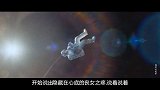 一个女宇航员遭遇卫星碎片袭击，经历千难险阻后终于返回地球