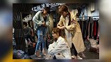 直击站台上的“穿衣模特”，3分钟脱衣10余次
