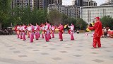 夫妻俩公园，偶遇1场民俗表演，这种表演好多年没见过了，真热闹