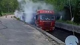 老师傅开大货车进水池降温,瞬间冒热气,不是亲眼所见谁信