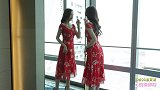大红色印花连衣裙，非常喜庆，红色像是永远不会过时的一种颜色
