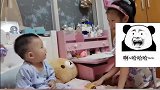 弟弟突然露出笑容向姐姐伸出小手