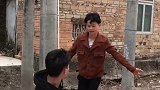 哥们我这是在倒沙子啊，你踢我一脚干嘛