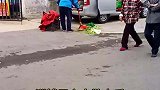 终于知道淄博为啥火了，商贩自觉把垃圾打扫完带走