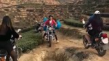 山路太难走了，一不小心就掉坑里了，这样的山路早就该维修一下了
