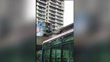 爆新鲜-20170731-重庆一居民楼掉下被子致地铁停运 驾驶员停车撩开